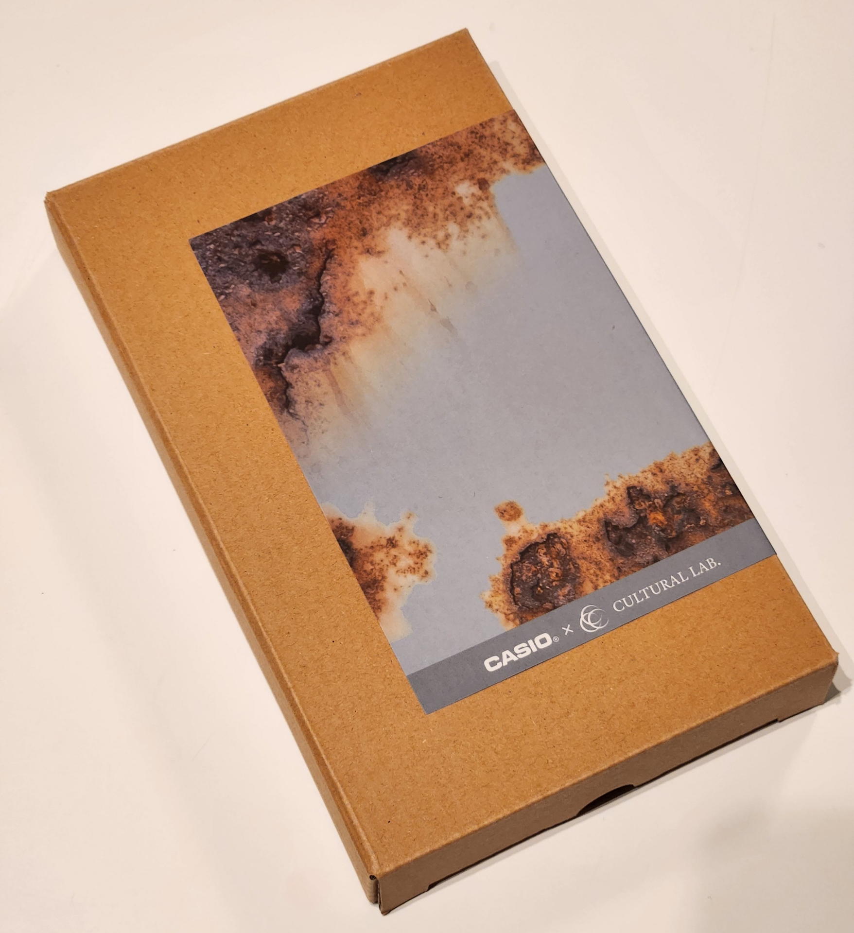 パッケージもダメージドデザインをイメージした専用箱