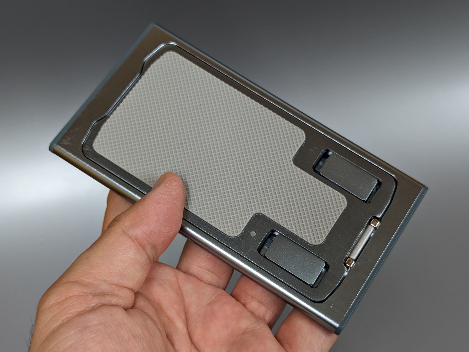 本体。折りたたんで持ち運びが容易だ。重量は公称140g