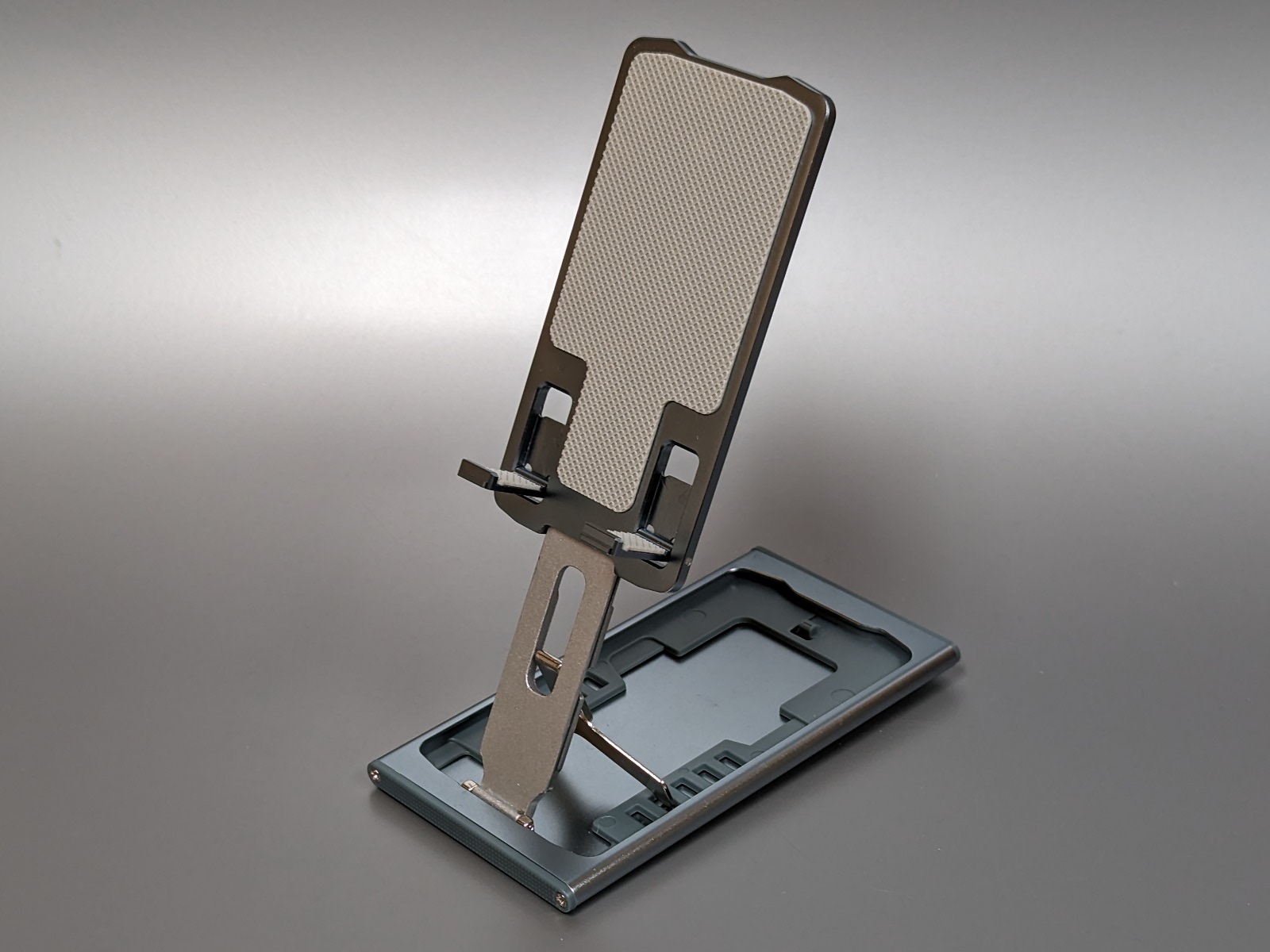 スタンドをセットした状態。高さを調節できるのがメリット