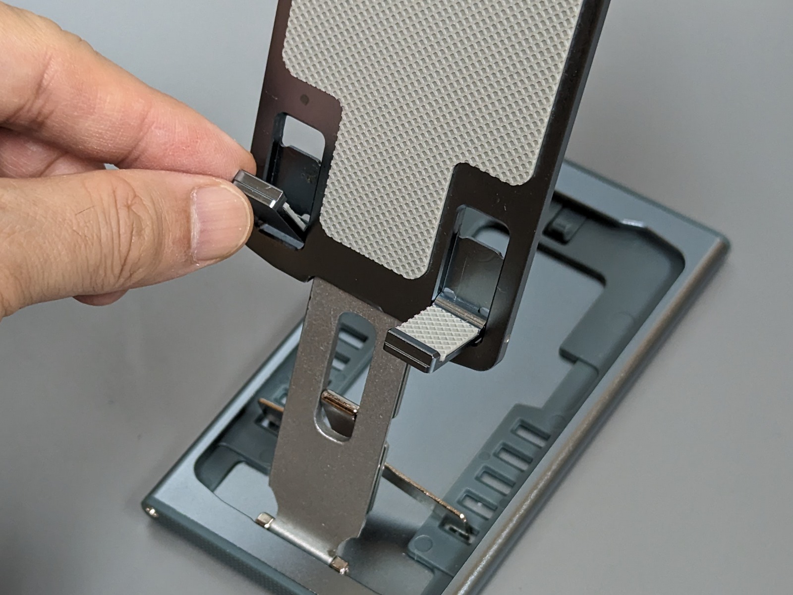 ストッパーはラバーが貼られており滑りにくくキズもつきにくい