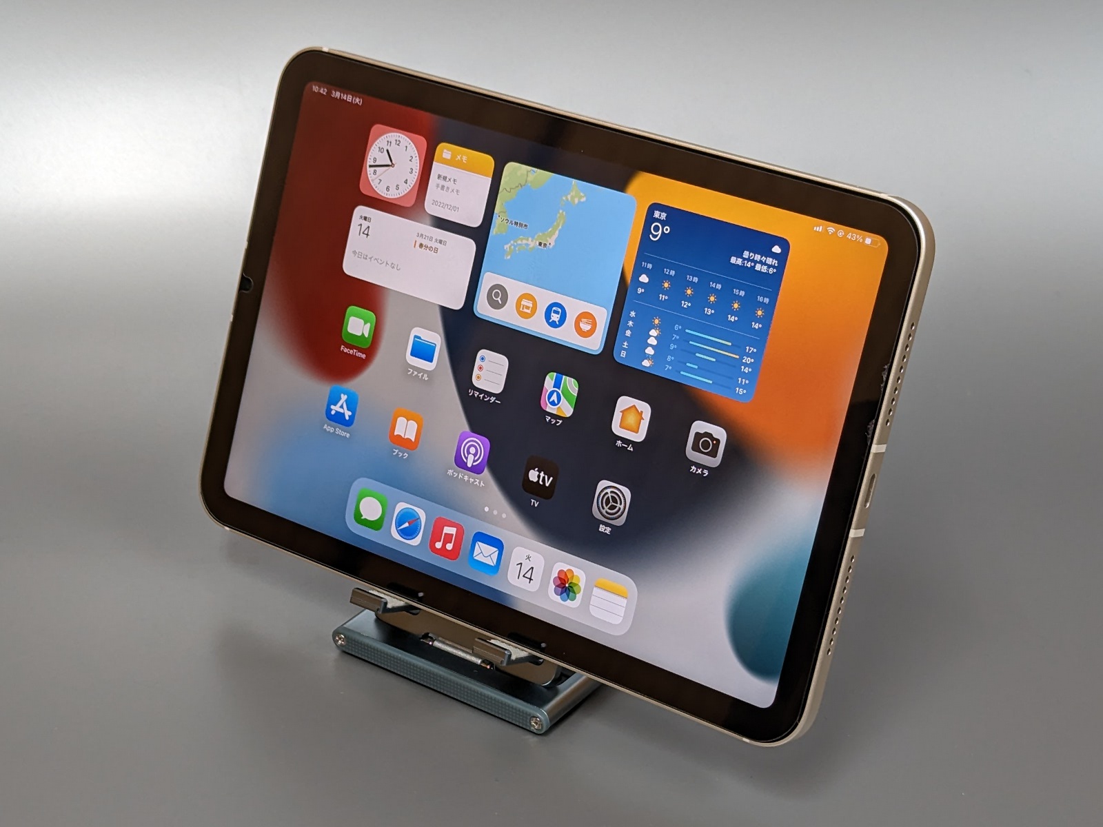 iPad miniを立てたところ。これはもっとも低くした状態