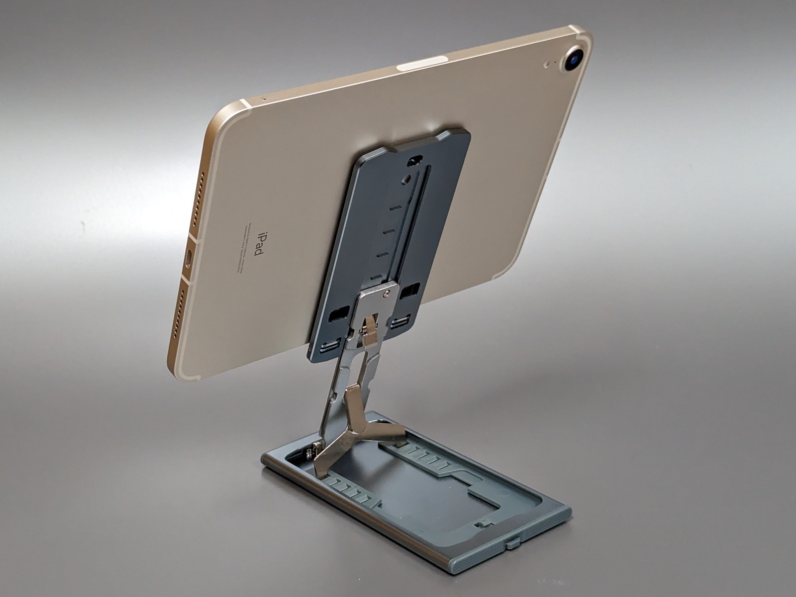 背後から見たところ。安定性を考えるとタブレットはこの程度のサイズにとどめておくほうがよさそうだ