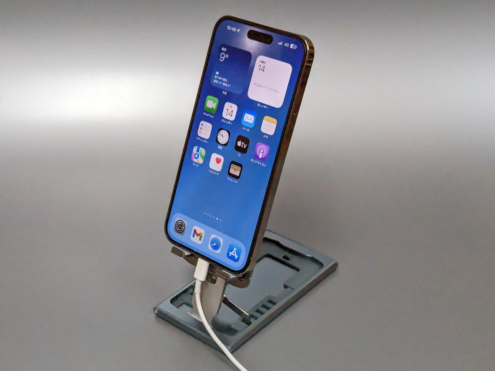 もちろんスマホも立てられる。底面のポートにケーブルをつなぐことも可能だ