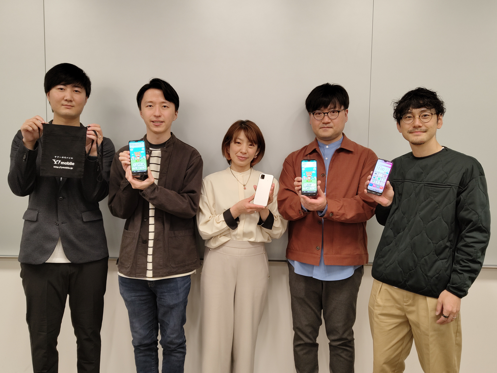 ソフトバンク プロダクト本部の「かんたんスマホ3」開発チーム。左から治田侑大氏、上野直哉氏、佐藤博子氏、山田聖人氏、根本慧氏