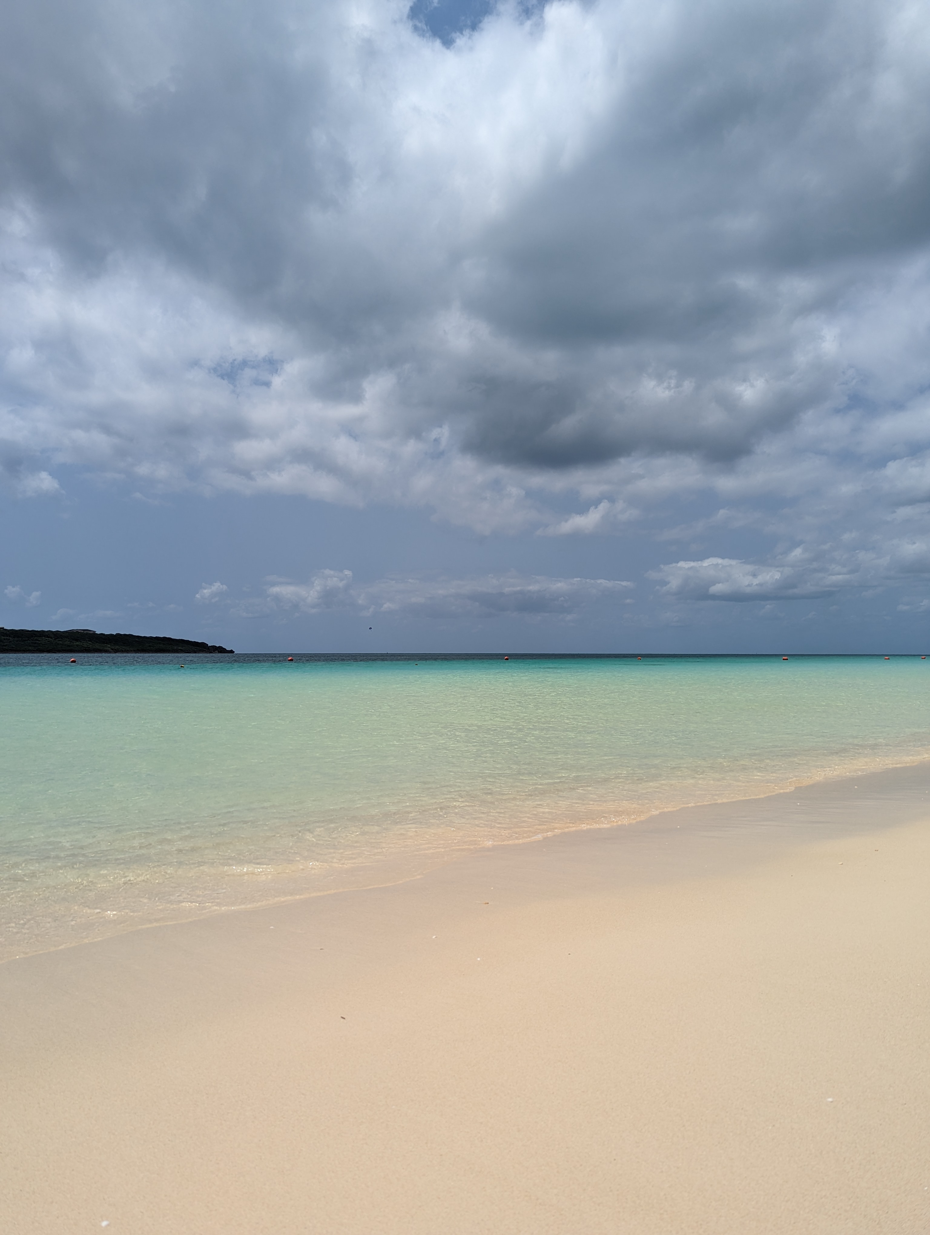海の透明度と曇天で光が少なかったので、砂浜と海が一体になった