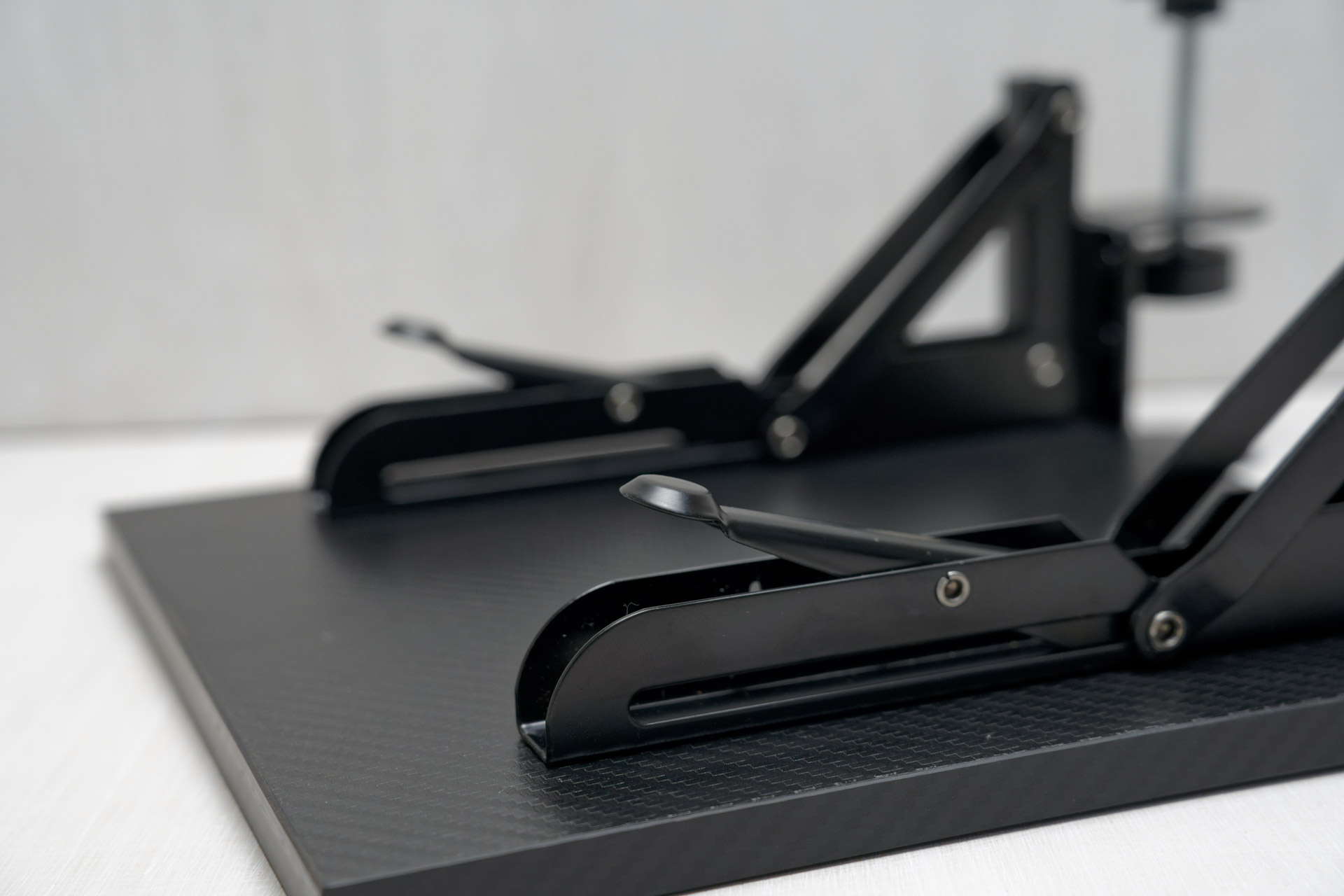 使わないときはこのレバーを握り込むことで……