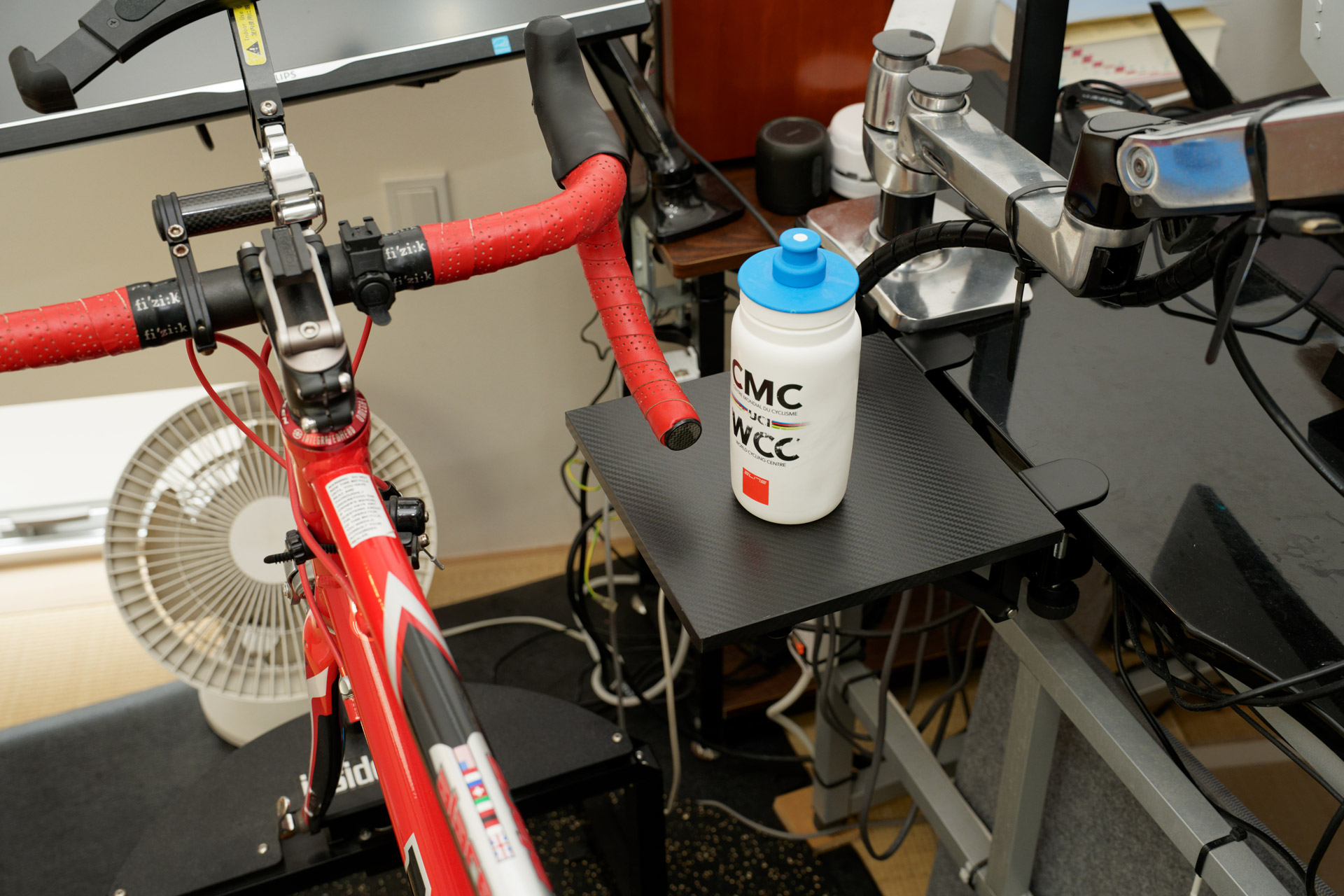 筆者的には室内サイクリング中のドリンク・補給食置き場がほしかった。これが今のところベストな環境