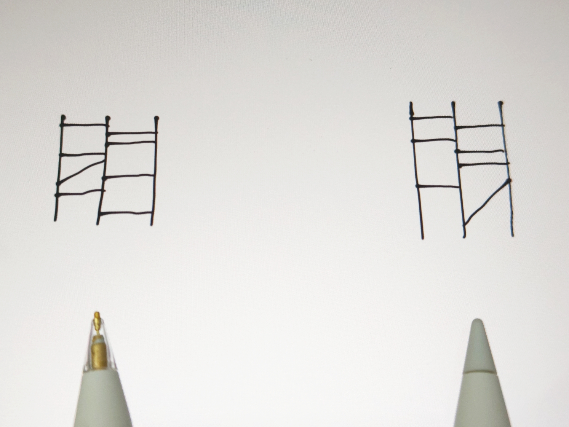 左がTIPAP04CRで描いたもの。右は純正のペン先を使ったもの