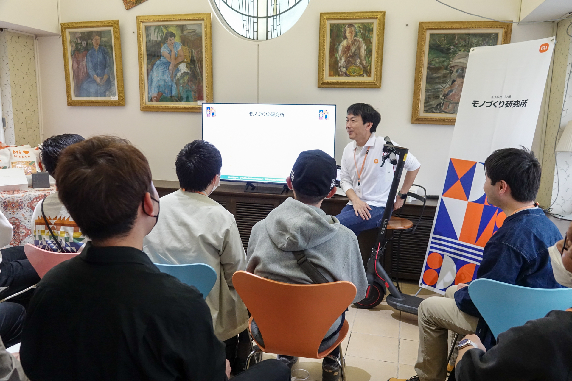 写真奥、安達氏の横にあるのがチューナーレステレビ