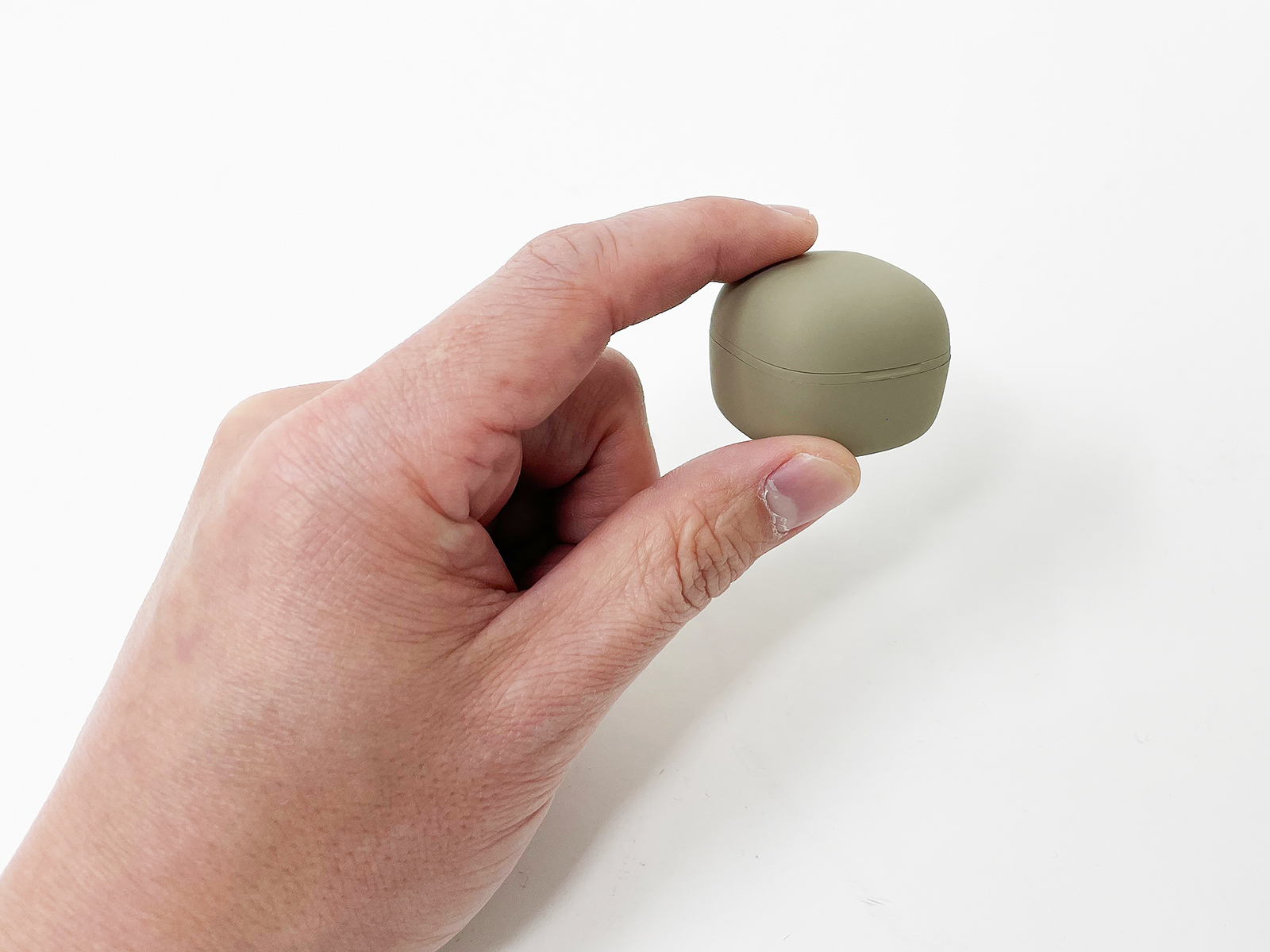 スリーコインズの「ミニワイヤレスイヤホン」。ミニの名前の通り指先でつまめる程度の大きさです。