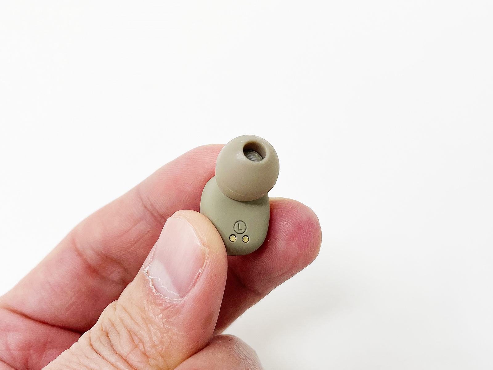 イヤホン自体はカナル型。この大きさでタッチセンサーやマイクも備えています。