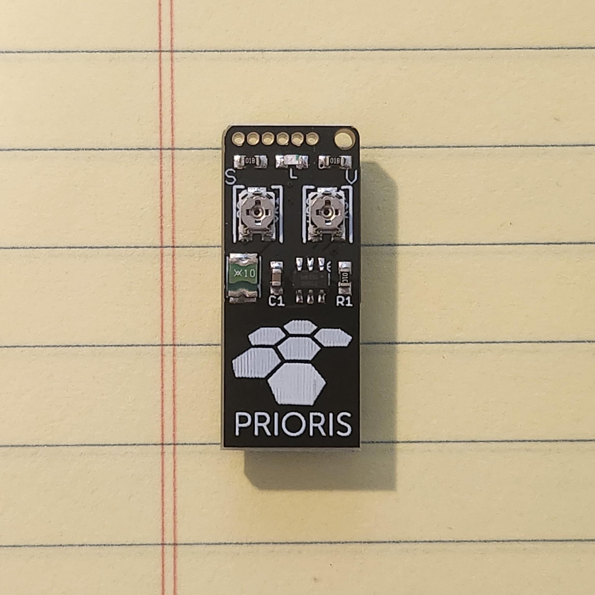 PRIORISのロゴのある側の最上端の左右にはS（peed）とV（olume）の2つのネジがあり2kHzと1kHzの音を順に鳴らす時の速度と音量を調整できる