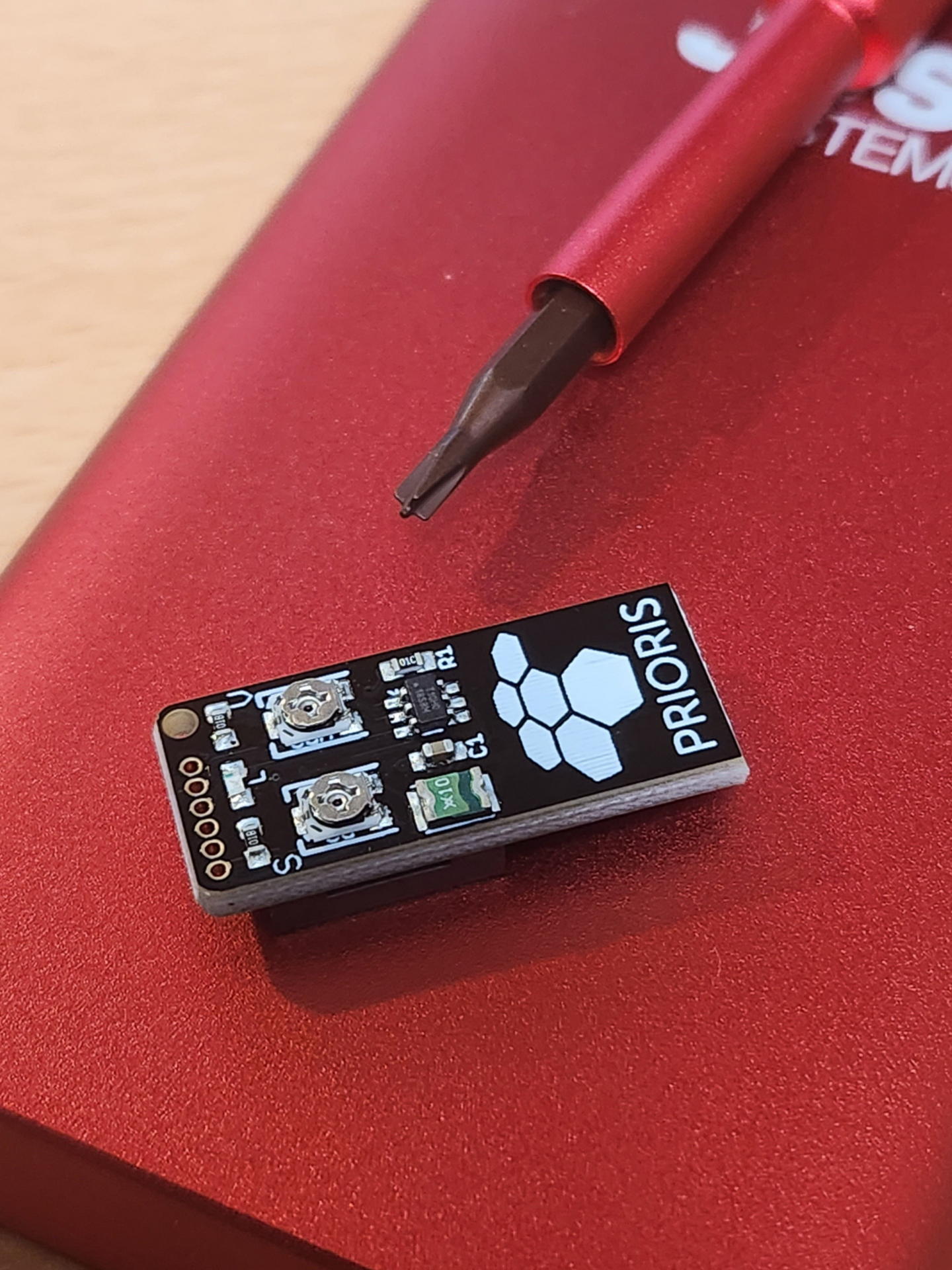 道具箱を見ていたら雰囲気の似たネジ山のネジ回しが見つかったので適当に使ってネジを何度も回したり戻したりして音の雰囲気をチェックした。最終的に音量は最大、速度は気分でいろいろ変えている