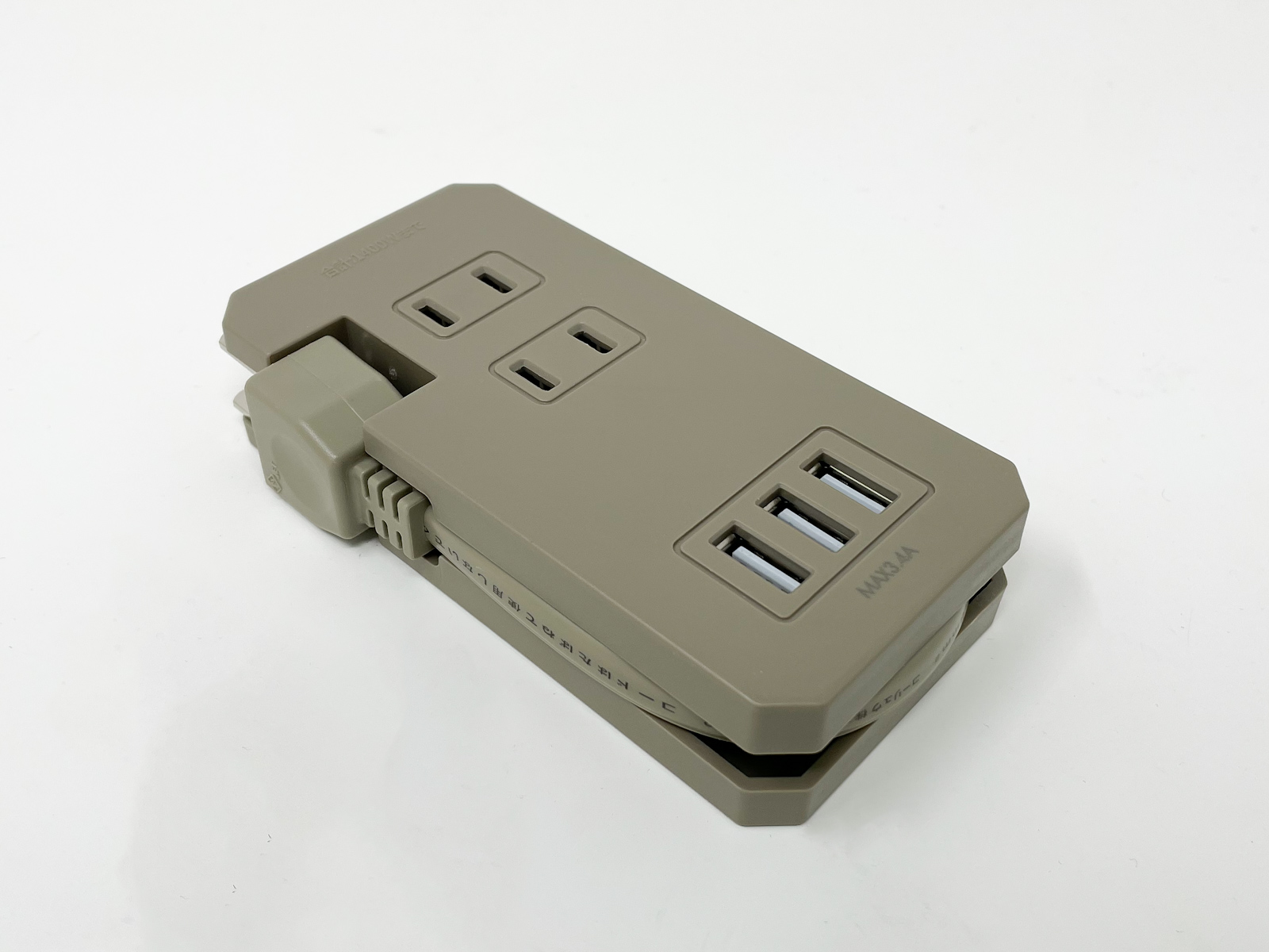 3COINSの「2コンセント3USBタップ」。4つあるカラーバリエーションの中から「グリーン」をチョイスしました。