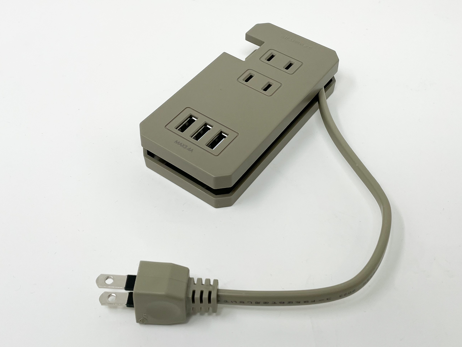 ACコンセントに入れるためのケーブルを本体に巻きつけて収納できます。