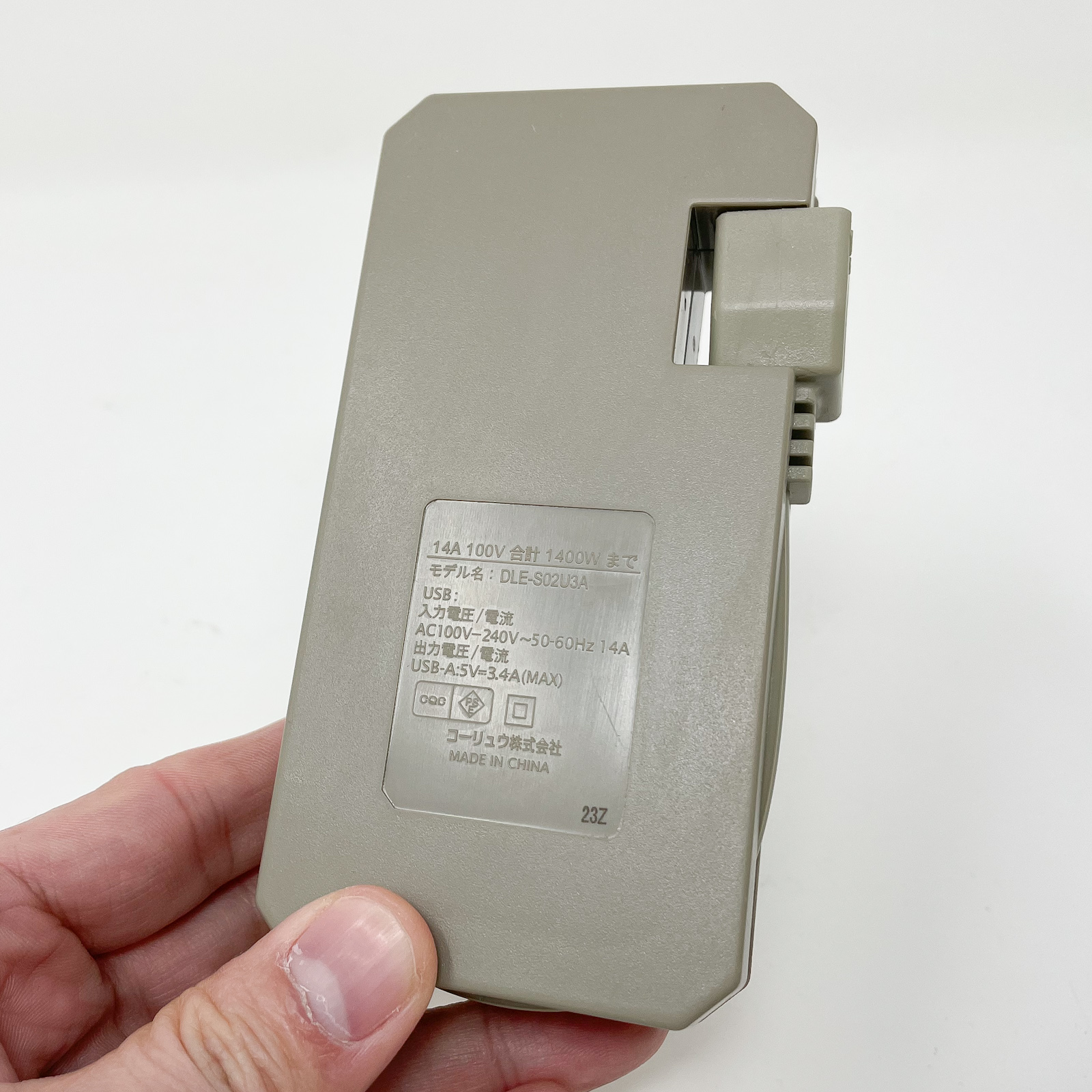 USB電源ポートの出力電圧は、5V=3.4A（MAX）と書かれていました。スマホとタブレットを複数同時に充電することもできます。