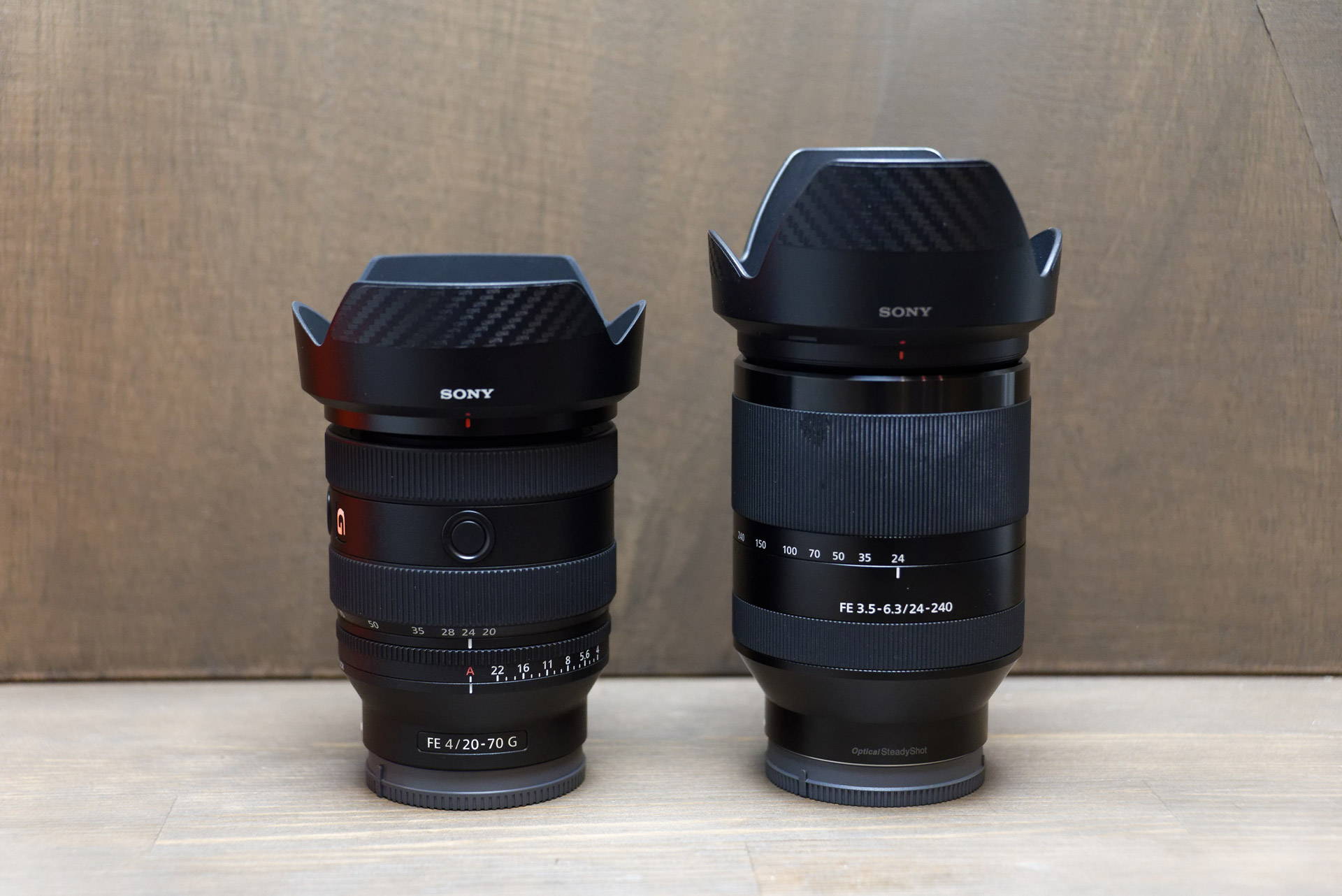 右が3年前に購入した「FE 24-240mm F3.5-6.3 OSS（SEL24240）」。めちゃんこ重い