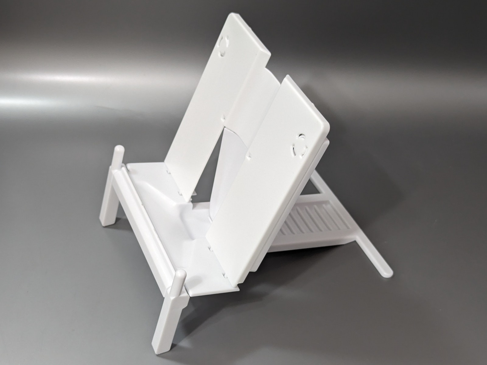 手前を折り返すと本のページを押さえるストッパーとして機能する。ずり落ち防止にも有効