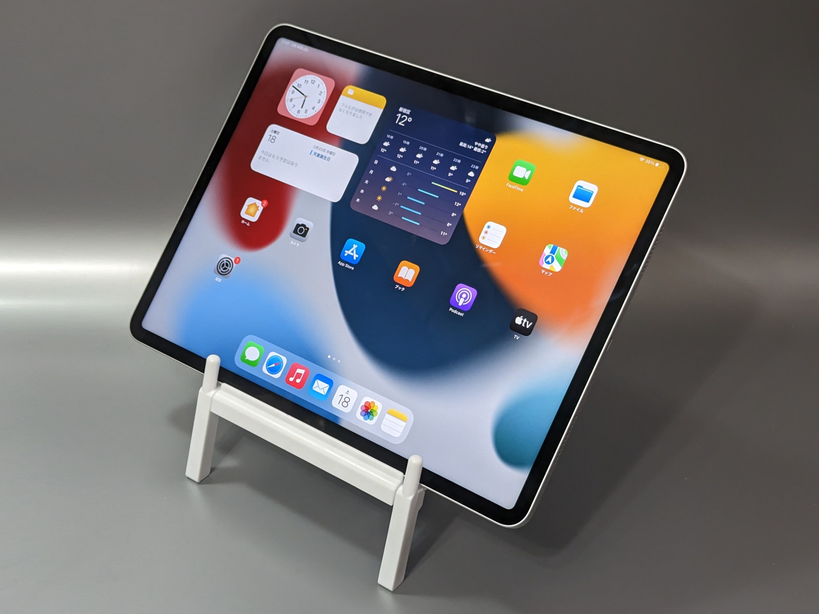 タブレットスタンドとしても使える。これは12.9インチiPadを立てたところ。耐荷重的にはかなりギリギリだ