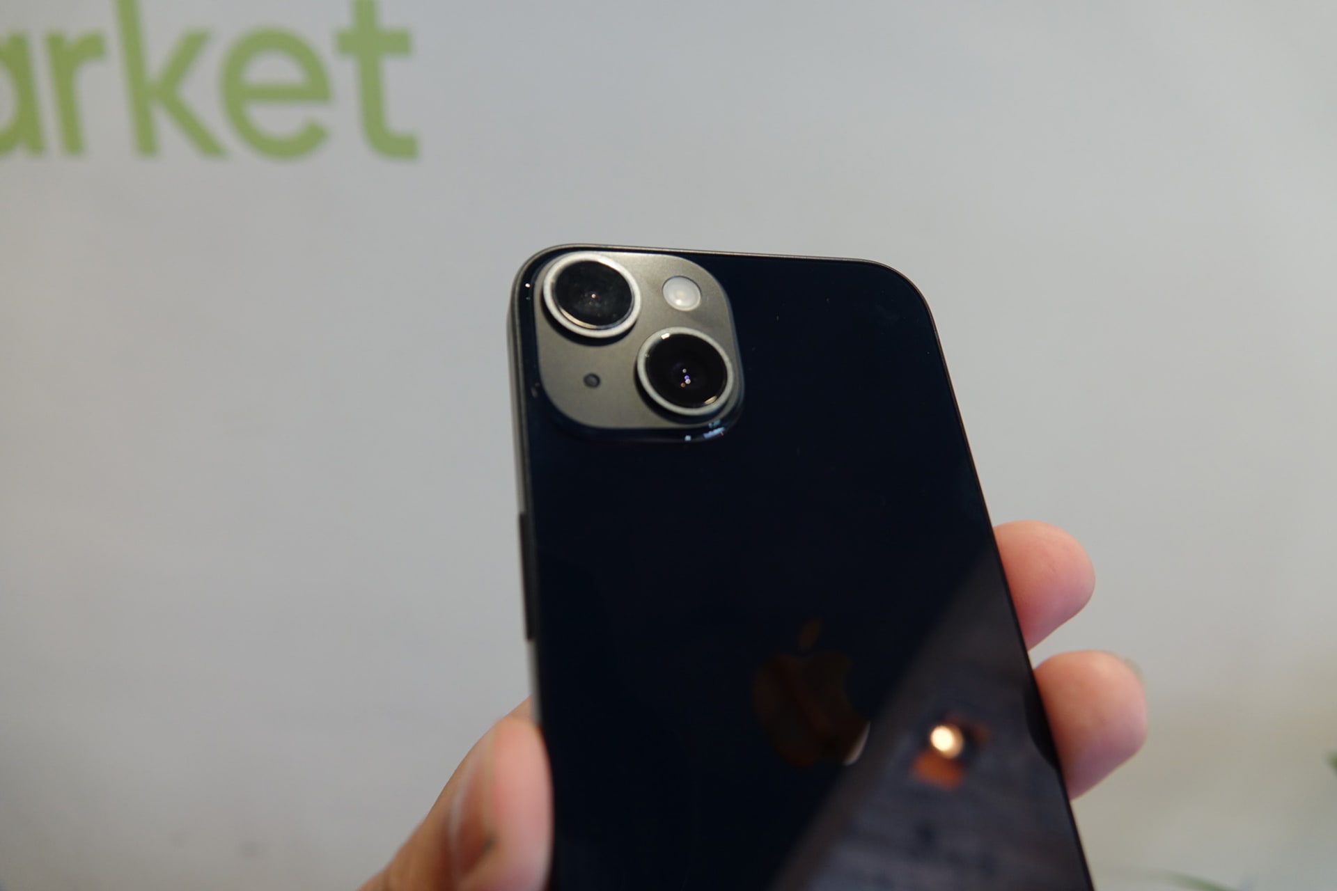 “リファービッシュ”製品のiPhone。さまざまな角度から見てみたが、こちらもキズなどを発見できなかった。グレードにもよるがBack Marketの品質へのこだわりがわかる