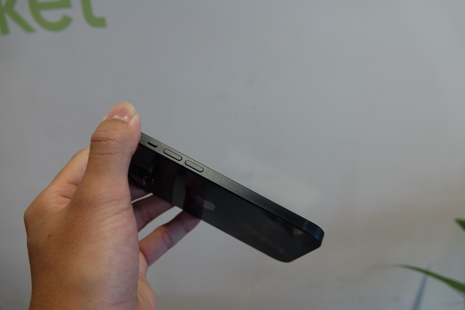“リファービッシュ”製品のiPhone。さまざまな角度から見てみたが、こちらもキズなどを発見できなかった。グレードにもよるがBack Marketの品質へのこだわりがわかる