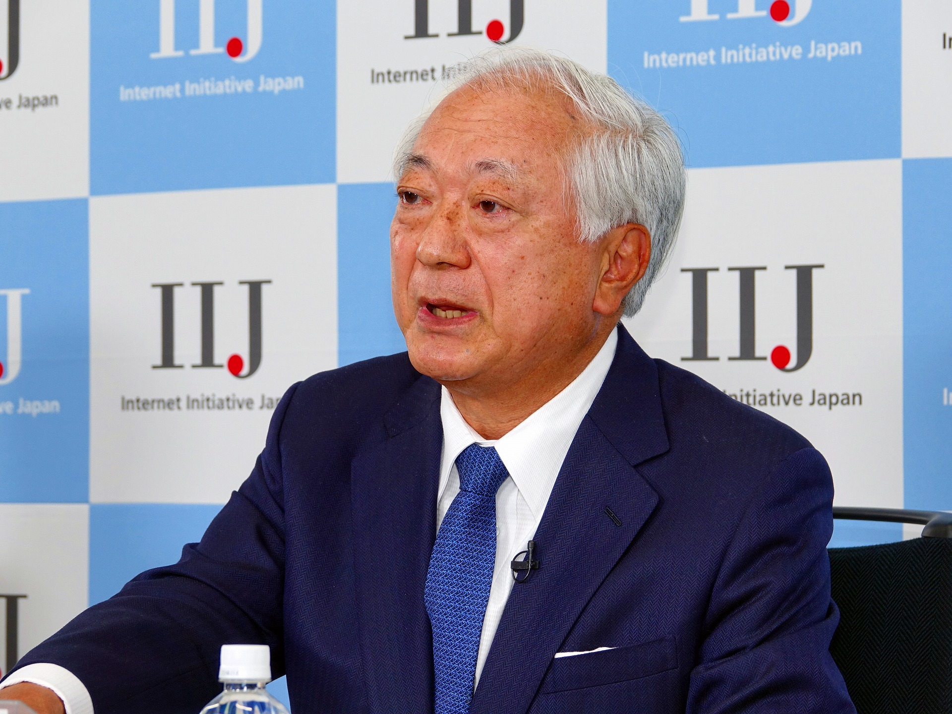 IIJの勝社長は、決算説明会で「透明性を高めてほしい」と注文。詳細が分かれば、予測がより精緻になるというスタンスだ