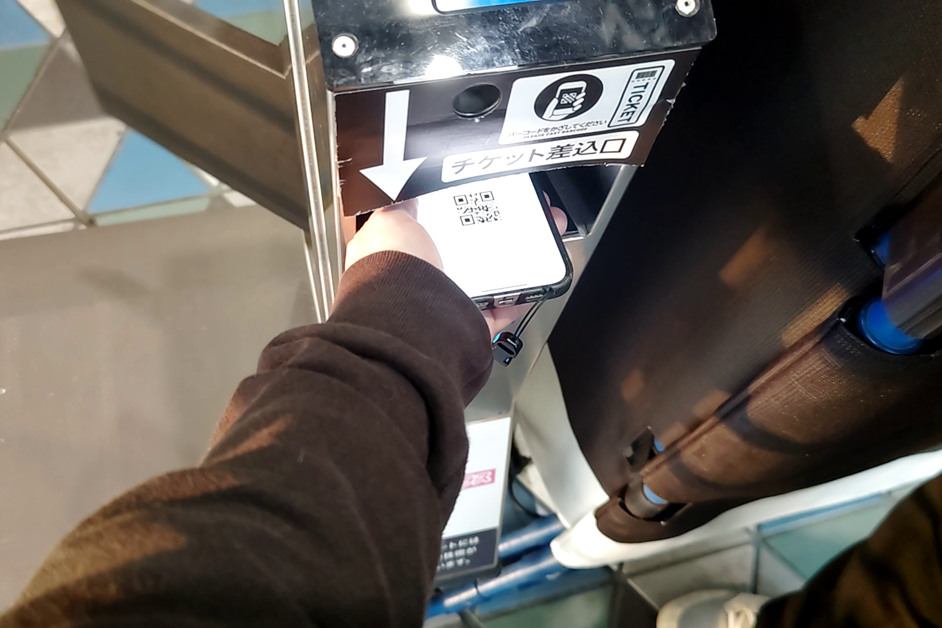 スマートフォンに表示したQRコードで東京ドームに入場