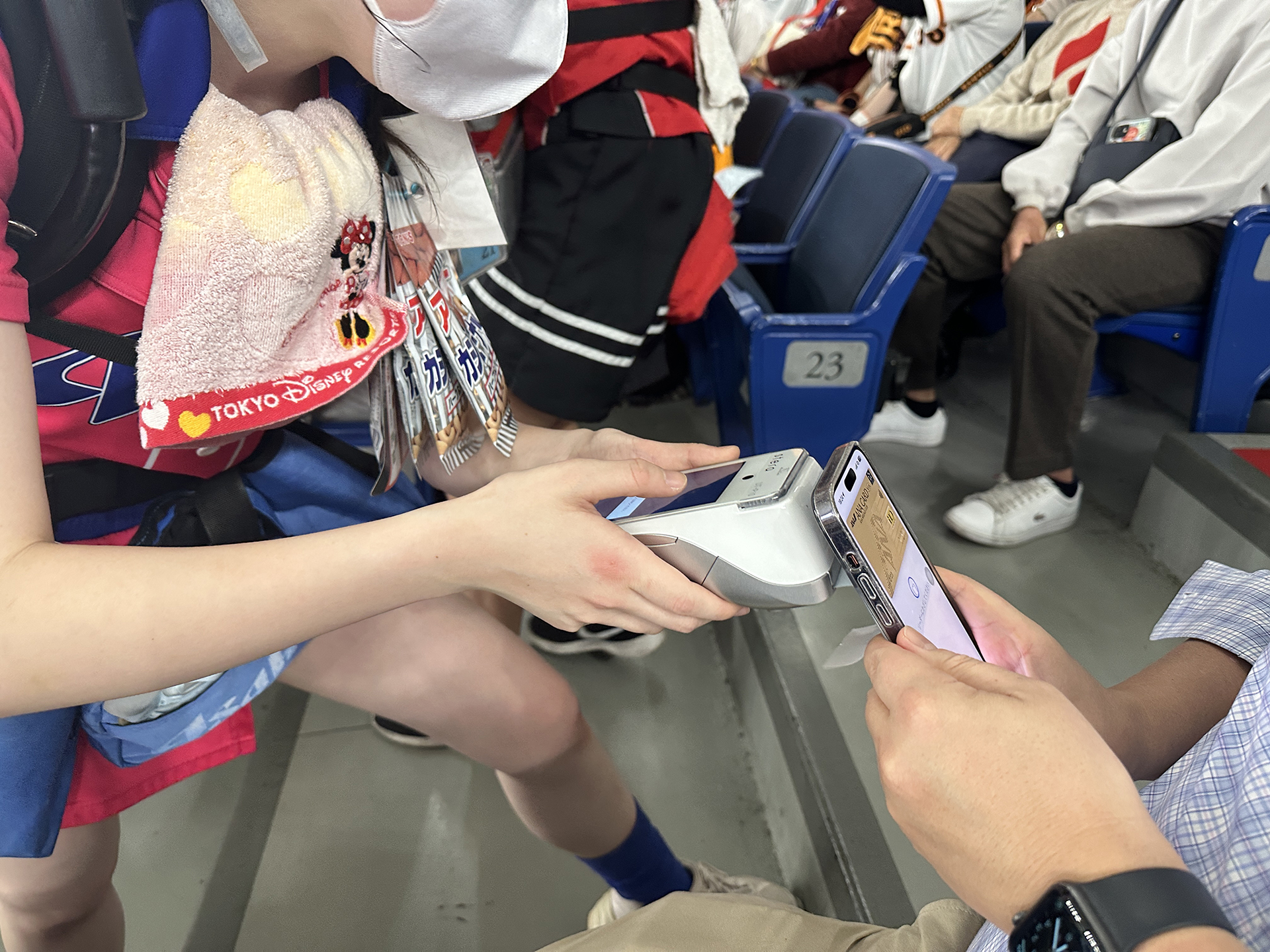 スタンドでも決済端末を使って、タッチ決済が可能