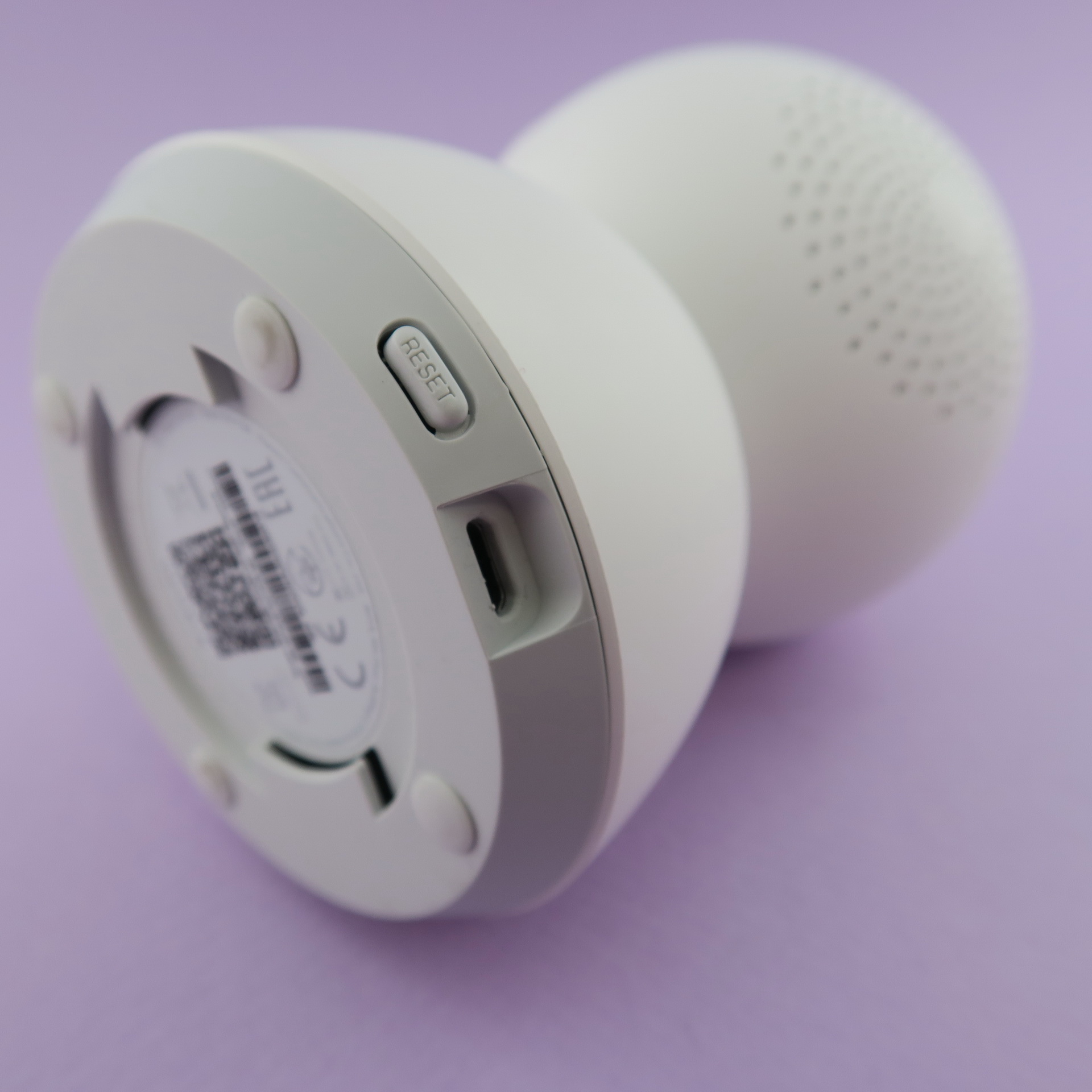 本体下部の横の部分にmicroUSB外部接続端子、RESETボタンを備える