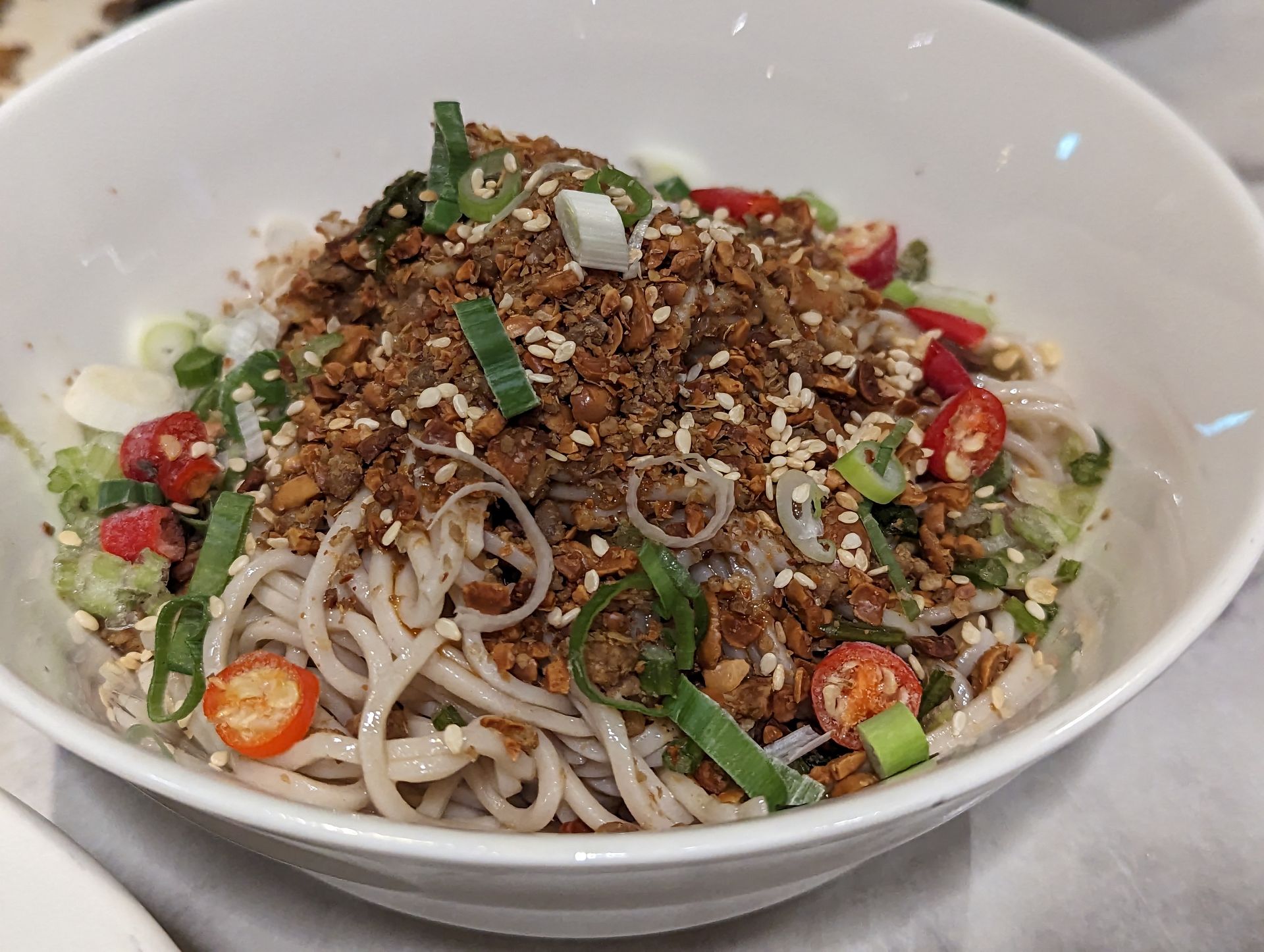 見た目に反して非常に辛い麺で〆