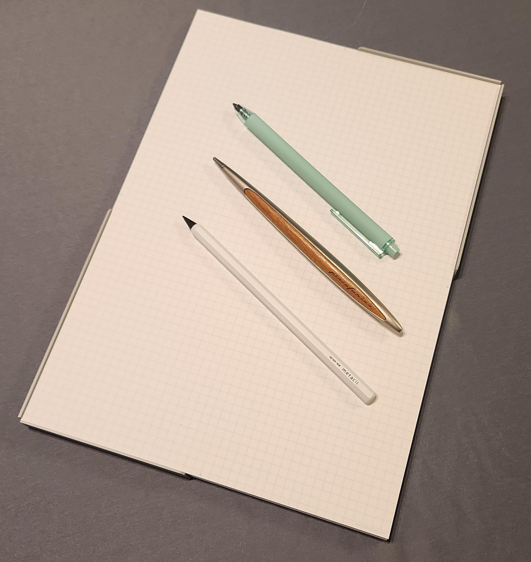 元祖永久鉛筆のピニンファリーナ キャンビーノ（中央）とメタシル ライト ノック（上）、先行したメタシル（下）はテクノロジーのコアは類似しているがフォーカス市場は異なる