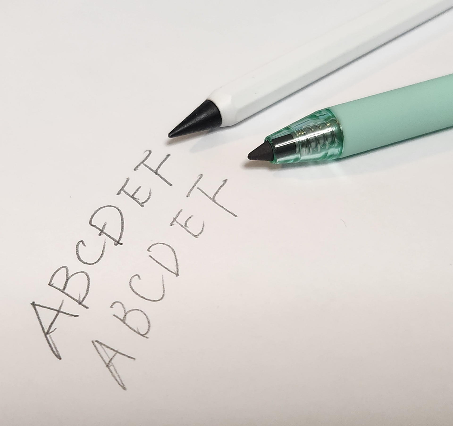 メタシル（上）とメタシル ライト ノック（下）を実際に筆記して比較してみた