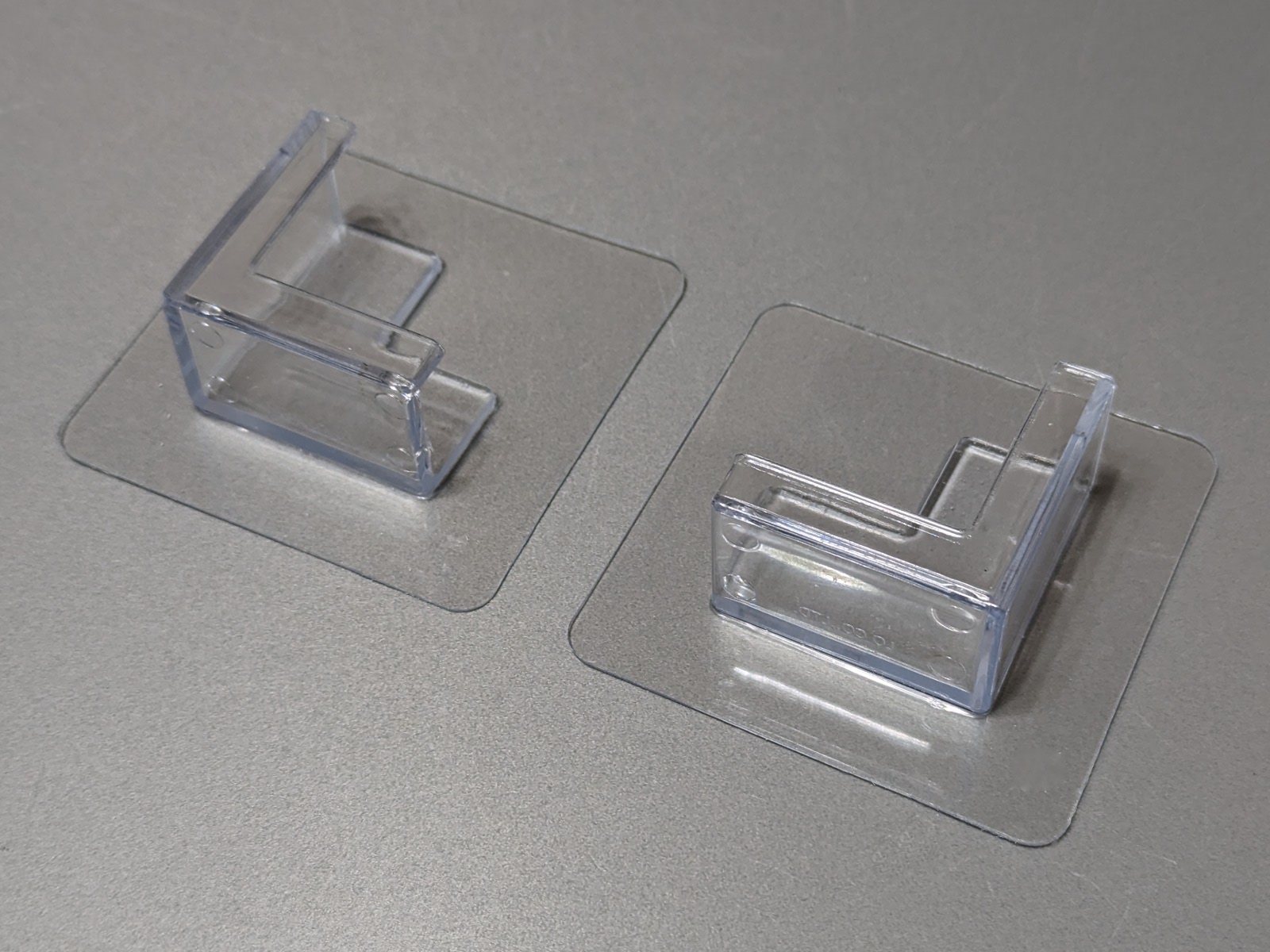 製品本体。左右2パーツから構成される