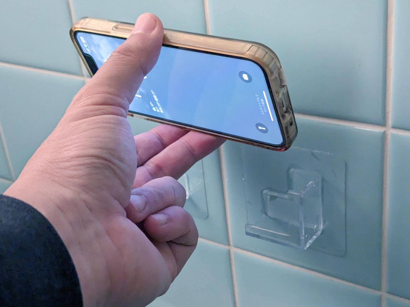 タイルに貼ったのち、上からスマホを差し込んでセットする