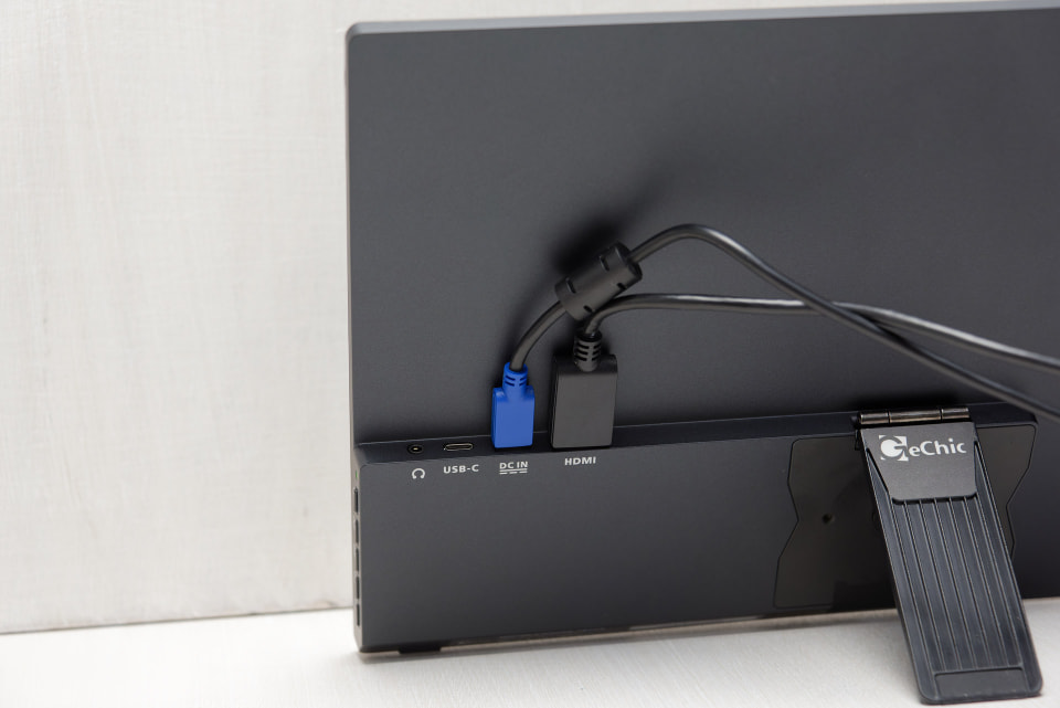 意外と希少な存在のモバイルモニターを購入、安心感と汎用性の高さが