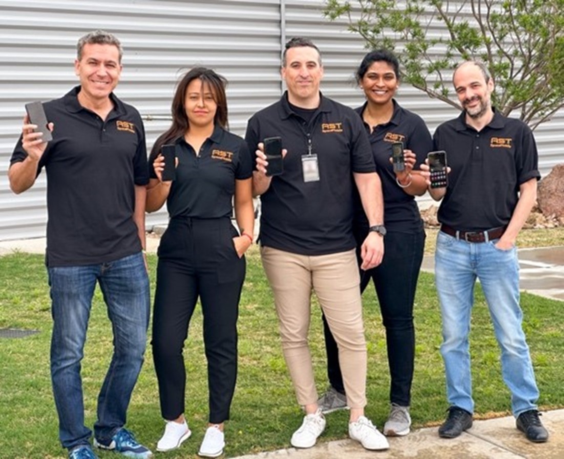 「BlueWalker 3」との初の音声通話をサポートしたASTの技術者チーム