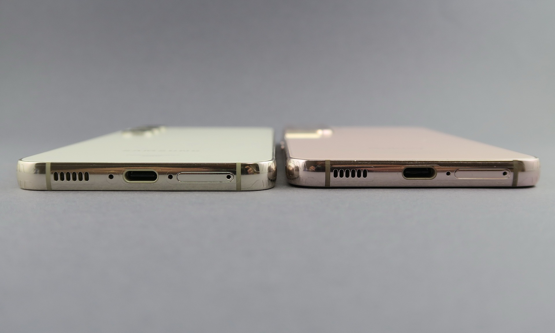 「Galaxy S23」（左）と「Galaxy S22」（右側）の本体下部。本体側面や背面周囲の仕上がりはほとんど変わらない