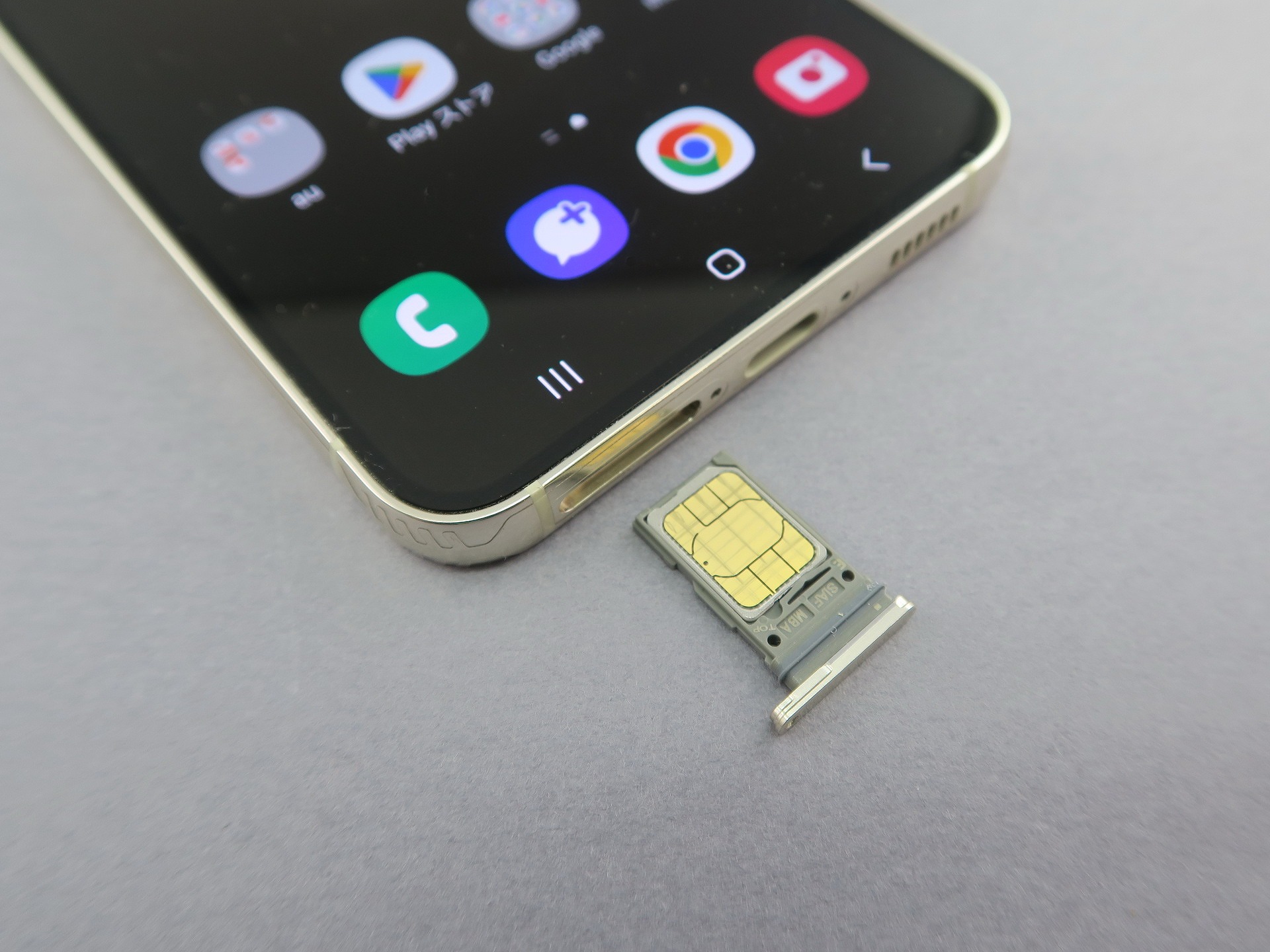 本体下部にピンで取り出すタイプのSIMカードトレイを備える。nanoSIMカード1枚のみを装着できる。eSIMにも対応しているため、デュアルSIMで運用できる