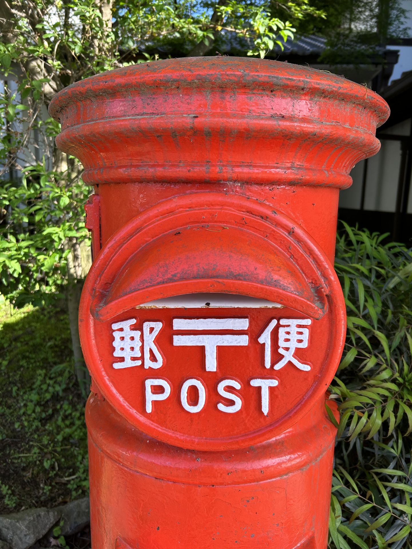 昔懐かしい郵便ポスト。赤の色合いもくたびれかけたディテールもまずまずの再現性に感じる。明るいディスプレイは視認性が高く撮影もしやすい。今回はソフトバンク版のiPhone 14を使った。地方に行ってもソフトバンクの5Gは高速で繫がりやすかった