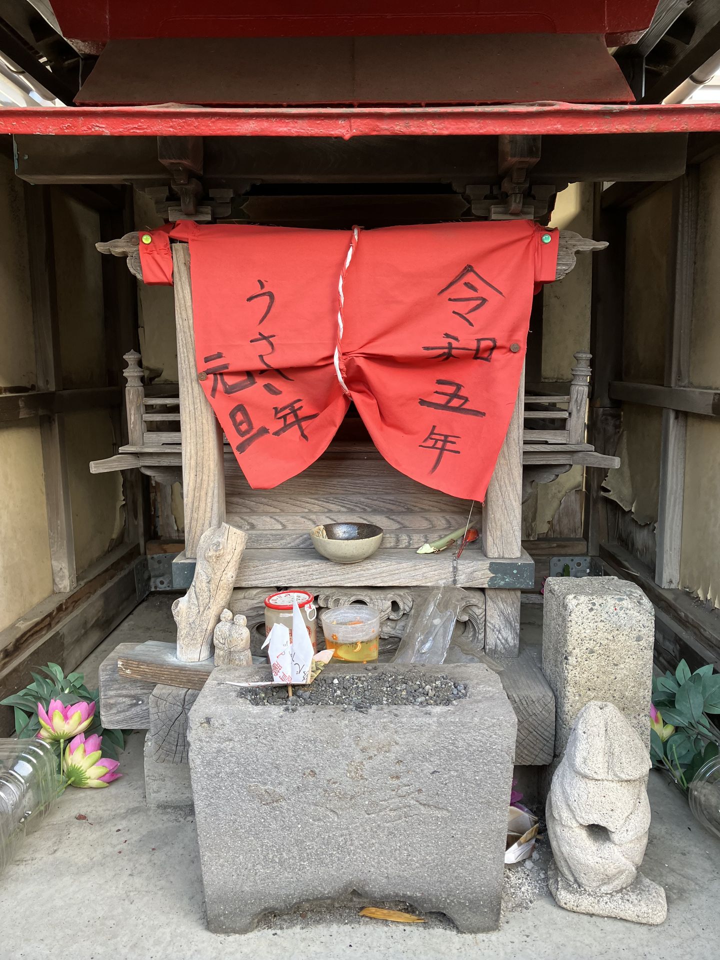 道ばたの祭壇（？）。こちらも少しシャドウ部分を持ち上げすぎな感じを受けた。また、赤がやや飽和傾向か