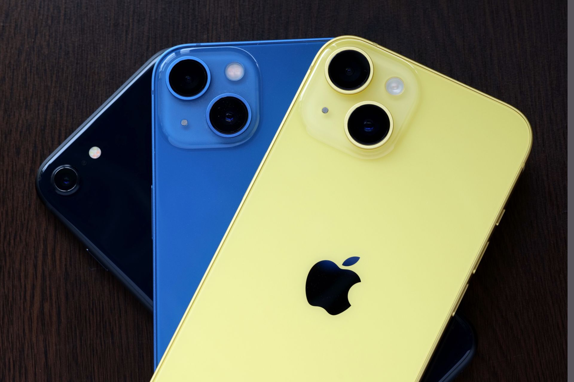 左から「iPhone SE（第3世代）」「iPhone 13」「iPhone 14」