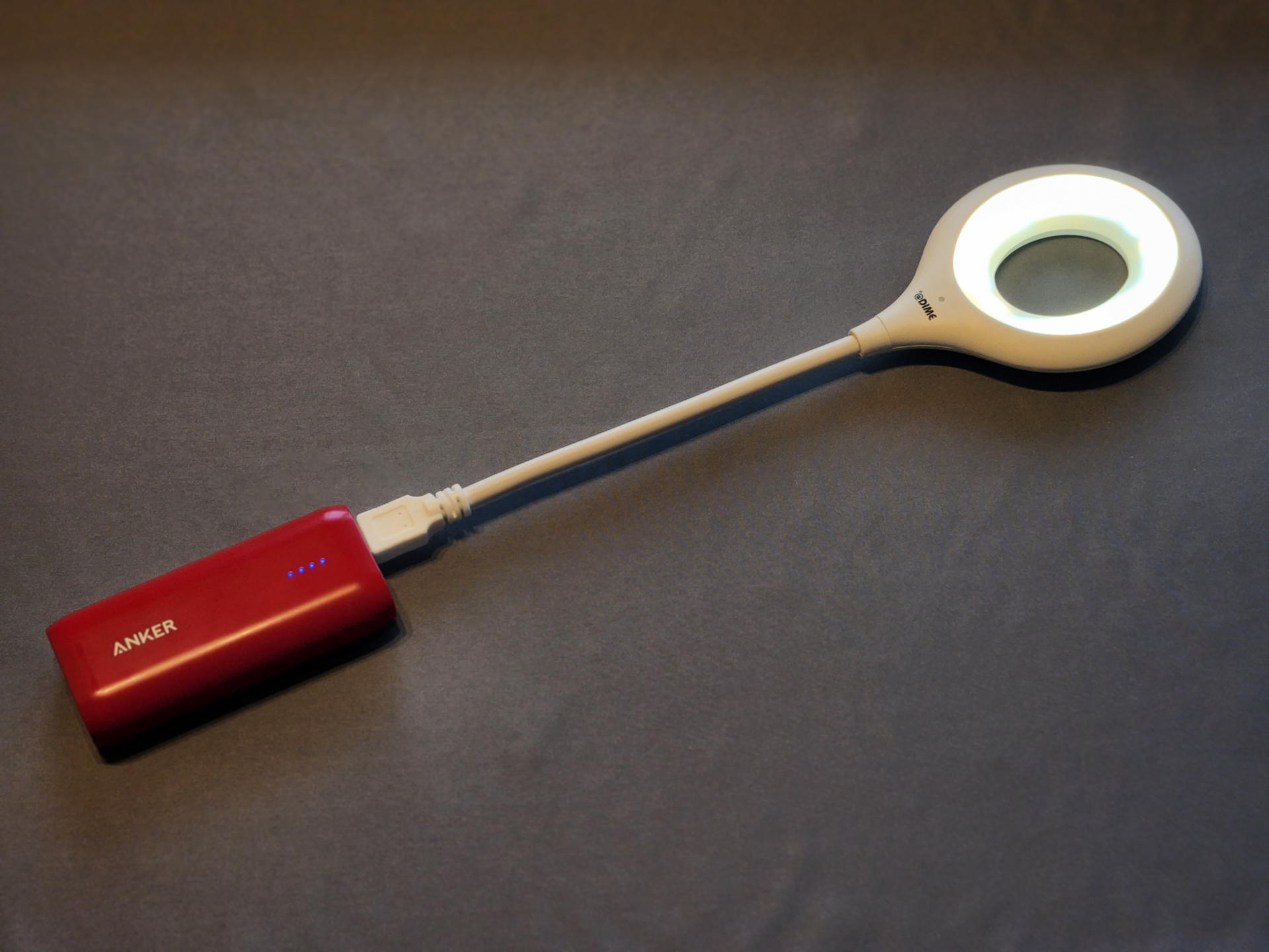 小さくスリムなモバイルバッテリーを使えばフレキシブルな懐中電灯にできる。暗所で本や地図を見る時には便利そうだ