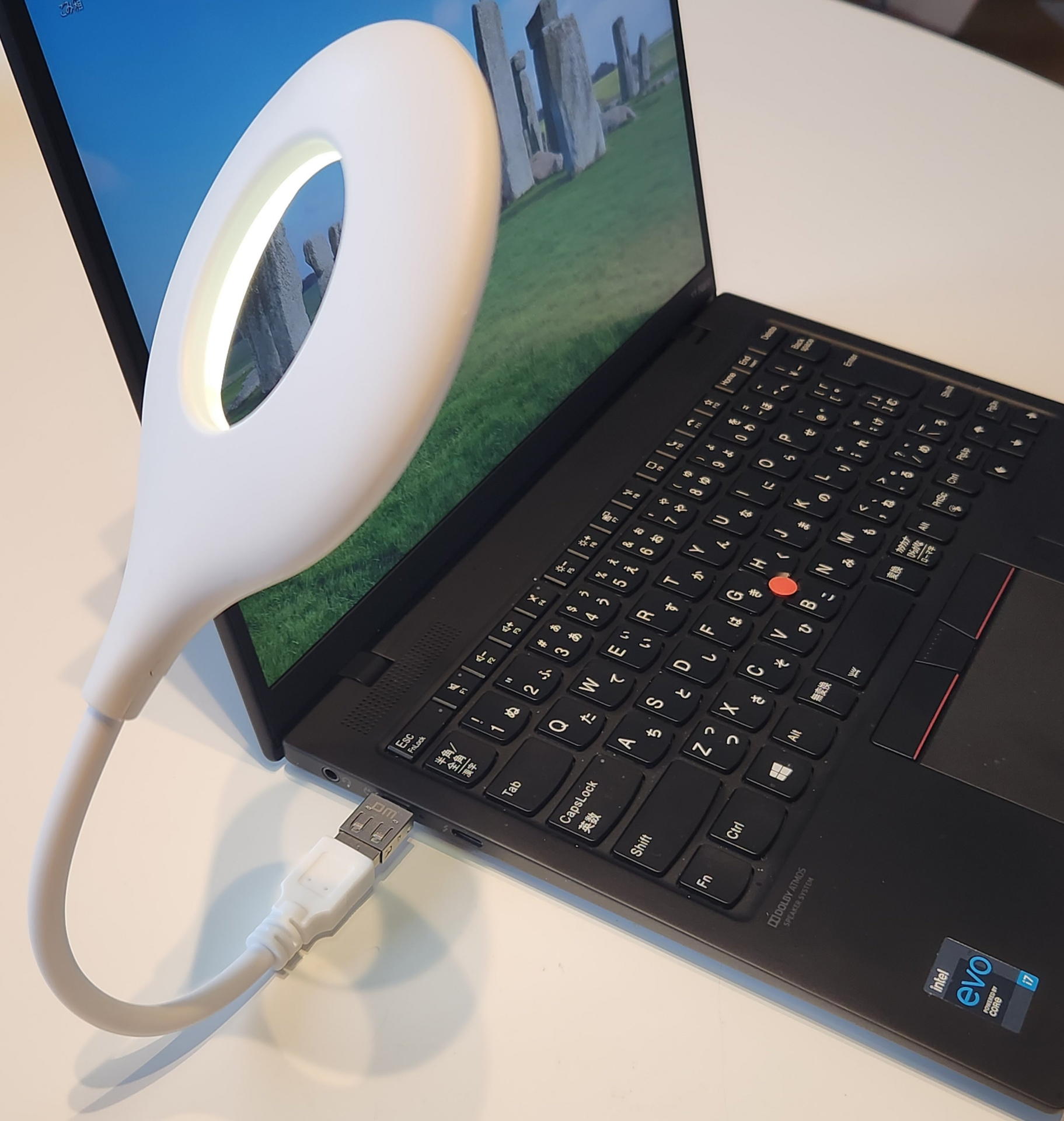 もちろんType-A to Type-C変換アダプタでも問題なく動作した。薄型のモバイルパソコンだと大きなType-Aプラグが床に接して安定性も悪くない