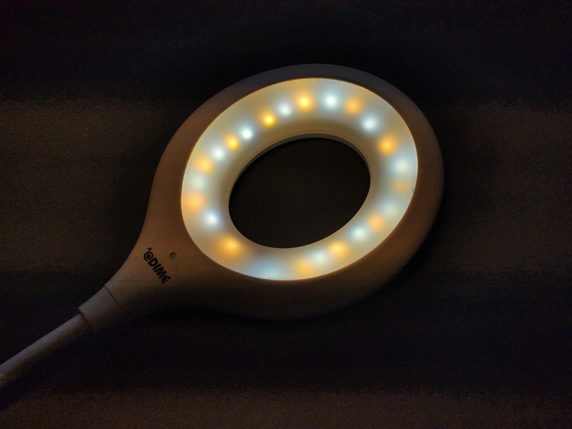 内蔵のLEDは電球色と白色の2種類、組み合わせて点灯色は3種類となる