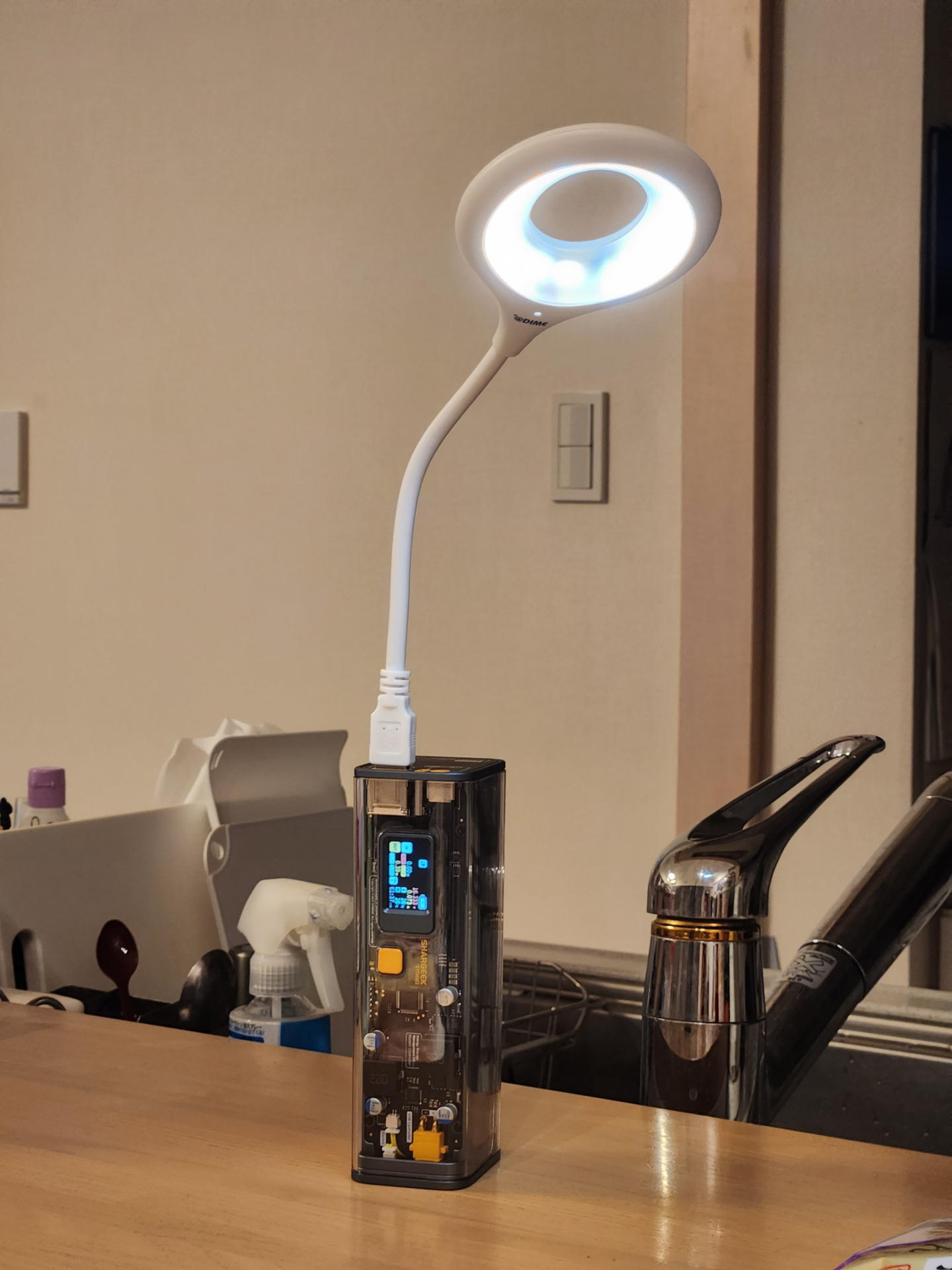 安定性の良い大きく重いモバイルバッテリーなら電気スタンドになる