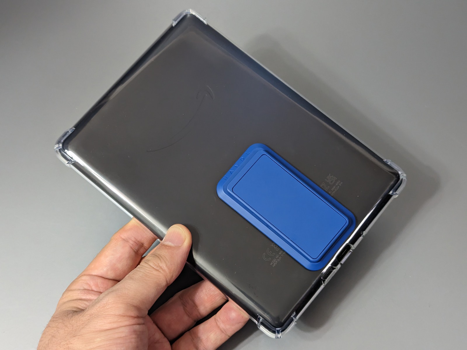 スマホとの組み合わせでは厚みが目立つが、面積が大きい電子書籍端末であればそれほど目立たない