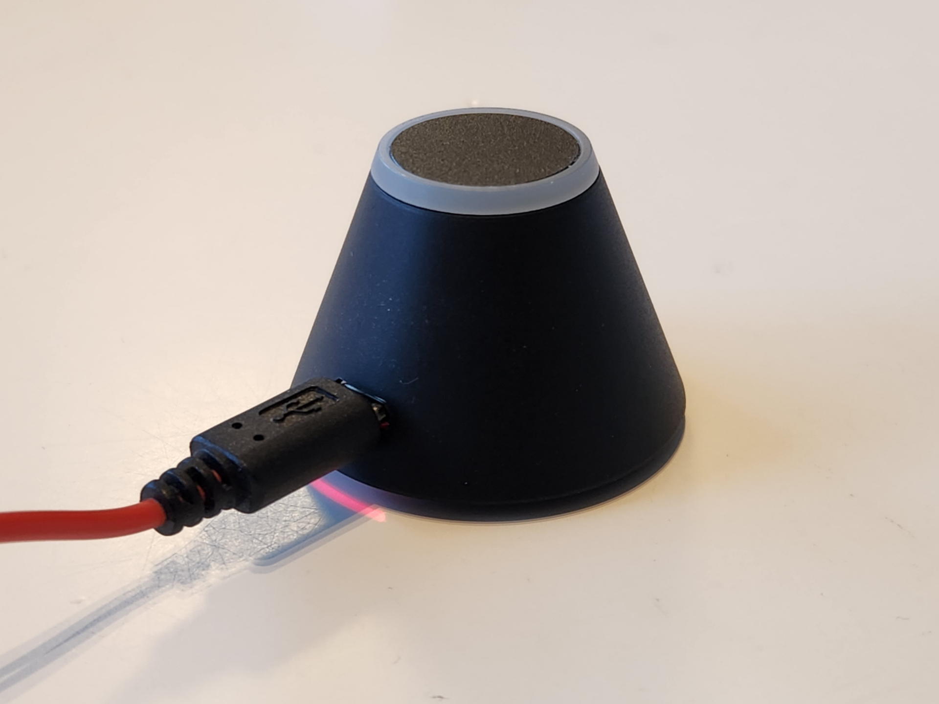 まずは充電を行う。底面の電源オンで充電して充電が終わると赤色LEDは消える