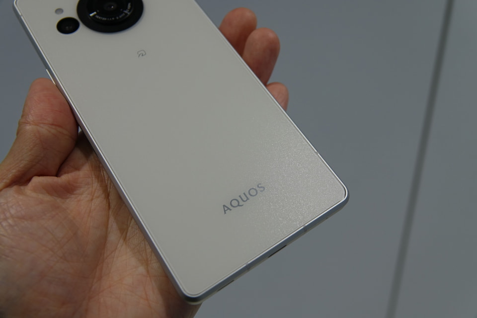 シャープ、“効率型ハイエンド”な新スマホ「AQUOS R8」を発表