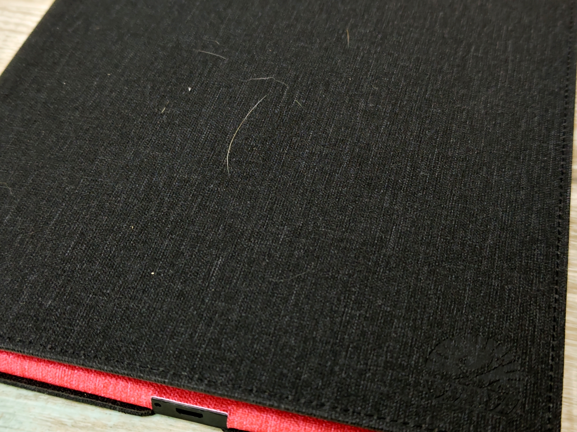 濃色のファブリック素材にホコリや紙くず、糸くず、猫の毛が付着してしまうと、それらを除去するのに粘着テープを使う必要がある。使ったテープはゴミ箱まで行って捨てる必要がある