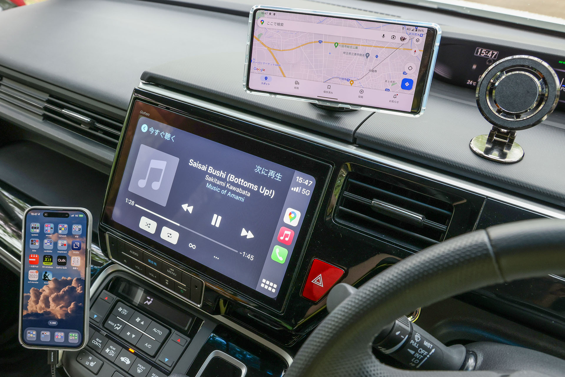 クルマの運転席付近のMagSafe対応スマートフォンホルダーを設置。どこにどんなホルダーをセットすると快適なのか試行錯誤していた。